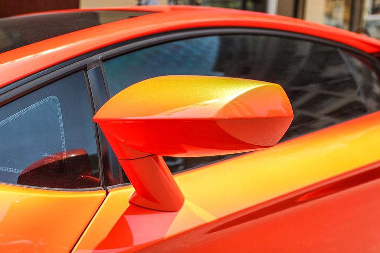 Được biết, chiếc siêu xe Lamborghini Aventador này được nhập về Việt Nam từ năm 2012 nhưng đến nay chỉ mới trải qua có 2 đời chủ và đại gia Minh Nhựa là một trong số đó. Hiện tại, xe thuộc sở hữu của đại gia U70 ngành y tế vừa bị ngất trong xe đã gần 10 năm.