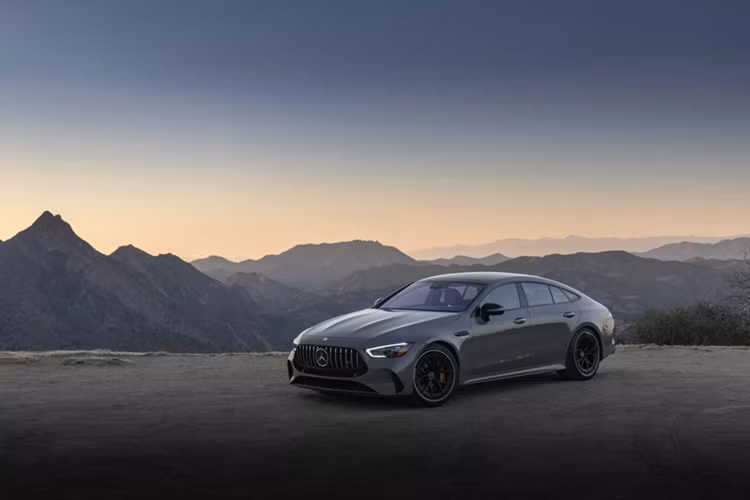 Tuy nhiên, giá xe Mercedes-AMG GT 63 S E Performance 2025 đầu bảng dự đoán sẽ đắt hơn cả GT 43 4-Door Coupe có giá 101.100 USD (tương đương 2,41 triệu đồng) và GT 53 4-Door Coupe có giá 112.000 USD (tương đương 2,67 triệu đồng).