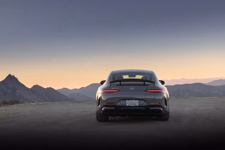 Nội thất cũng có một số nâng cấp như màn hình hiển thị AMG đặc trưng trên hệ thống giải trí MBUX, vô lăng AMG Performance là trang bị tiêu chuẩn trên các phiên bản.