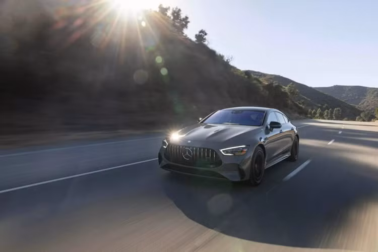 Mẫu xe sedan Mercedes-AMG GT 63 S E Performance được cấp về thiết kế tinh tế hơn. Điểm khác biệt dễ nhận thấy nhất là lưới tản nhiệt phía trước được tinh chỉnh với phần lip sơn đen bóng. Các hốc gió cỡ lớn đã bị loại bỏ, thay thế bằng khe hút gió kích thước nhỏ gọn có nét tương đồng với AMG GT Coupe thế hệ thứ 2.