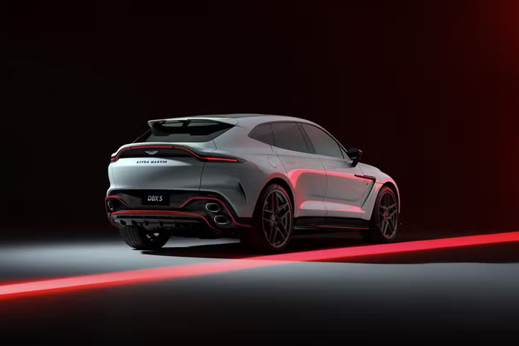 Aston Martin DBX S 2025 mới không có cái tên ngầu như "707", nhưng chữ “S” đặc biệt của Aston đi kèm với nhiều nâng cấp lớn, gồm: bổ sung 20 mã lực, trọng lượng giảm 45,36 kg (100 pound).