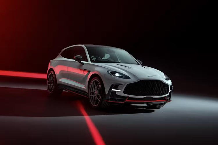 Khi Aston Martin ra mắt DBX707 là chiếc SUV hạng sang mạnh nhất thế giới, sức hút của chiếc SUV siêu mạnh này còn khiến DBX bản tiêu chuẩn bị loại khỏi showroom do 90% khách hàng chỉ mua DBX707.
