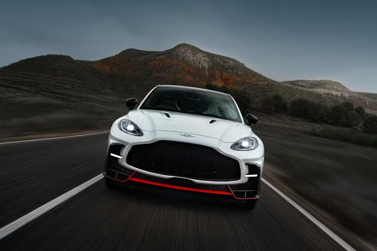 Theo Aston Martin, sức mạnh được bổ sung mang lại cảm giác bứt tốc mạnh mẽ hơn ở dải vòng tua cao. DBX S dù không nhanh hơn nhưng ồn ào hơn nhờ vào khối động cơ V8 tăng áp kép 4.0L kết hợp hệ thống 4 ống xả mới. Aston Martin tuyên bố rằng “hệ thống ống xả sẽ khuếch đại thêm cá tính cho âm thanh tự nhiên của động cơ V8 sấm sét”.