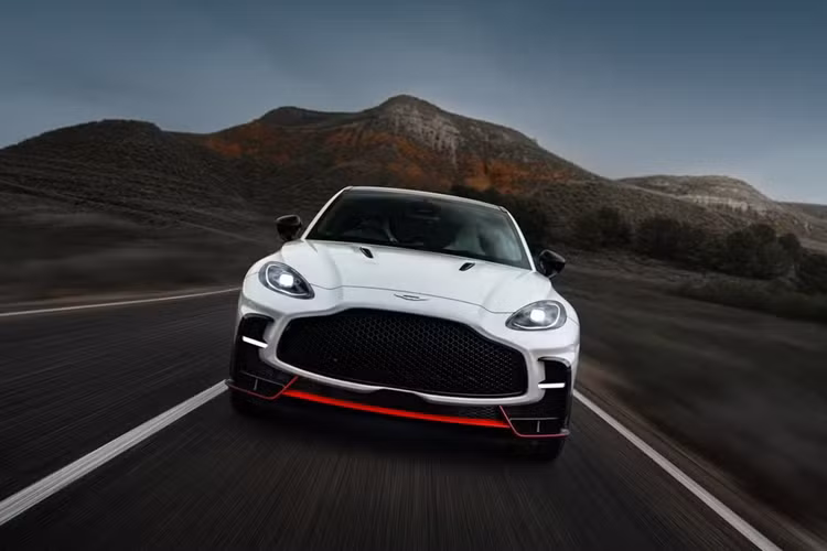 Theo Aston Martin, sức mạnh được bổ sung mang lại cảm giác bứt tốc mạnh mẽ hơn ở dải vòng tua cao. DBX S dù không nhanh hơn nhưng ồn ào hơn nhờ vào khối động cơ V8 tăng áp kép 4.0L kết hợp hệ thống 4 ống xả mới. Aston Martin tuyên bố rằng “hệ thống ống xả sẽ khuếch đại thêm cá tính cho âm thanh tự nhiên của động cơ V8 sấm sét”.