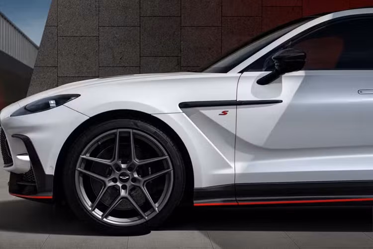 Bánh xe hợp kim magiê là tùy chọn lần đầu tiên xuất hiện trên SUV của Aston Martin. Bộ mâm kích thước 23 inch giảm thêm 19 kg. Tổng trọng lượng của DBX707 là 2,222 kg.