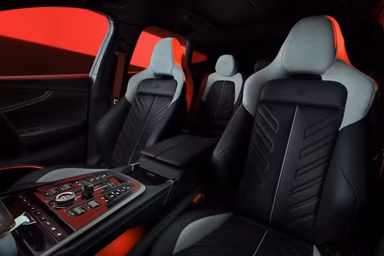 Điểm khác biệt là hệ thống lái nhanh hơn 4%, đồng thời giảm đường kính vòng quay khoảng 0,46 m. Lưới tản nhiệt màu đen phân biệt DBX S với 707. DBX S cũng có bộ chia gió trước và khuếch tán sau mới, cùng với bệ cửa mới được làm từ sợi carbon. Chủ nhân Aston Martion DBX S có thể chọn lưới tản nhiệt polycarbonate nhẹ.