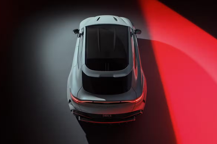 Ngoài ra còn có tuỳ chọn sợi microfiber tổng hợp hoặc da semi-aniline cho toàn bộ nội thất. Xe đã bắt đầu mở bán và dự kiến giao xe vào Quý 4/2025. DBX S sẽ được bán cùng với DBX707, mức giá xe Aston Martin DBX S 2025 dự kiến khoảng 250.000 USD (tương đương 6,25 tỷ đồng).