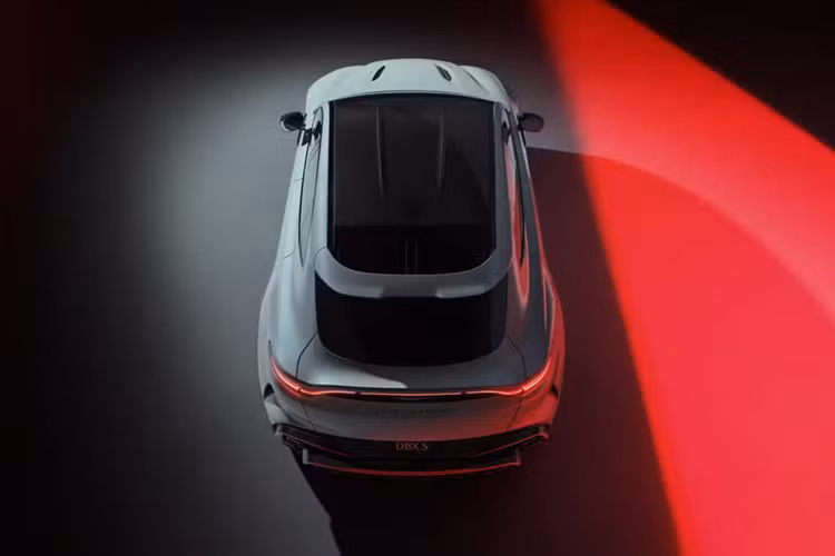 Ngoài ra còn có tuỳ chọn sợi microfiber tổng hợp hoặc da semi-aniline cho toàn bộ nội thất. Xe đã bắt đầu mở bán và dự kiến giao xe vào Quý 4/2025. DBX S sẽ được bán cùng với DBX707, mức giá xe Aston Martin DBX S 2025 dự kiến khoảng 250.000 USD (tương đương 6,25 tỷ đồng).