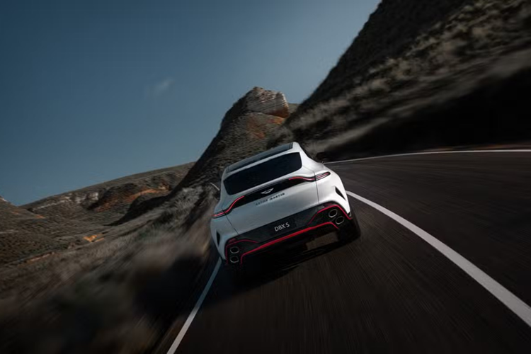 Aston Martin cung cấp 3 tùy chọn cho dải trang trí thân xe, gồm: đỏ, bạc và xanh lá. Nội thất DBX S có điểm nhấn các hoạ tiết xương cá mới tại ghế ngồi, đồng bộ với trần xe là mui carbon. DBX S sử dụng vải Alcantara trên mọi bề mặt, với da ở các điểm tiếp xúc.