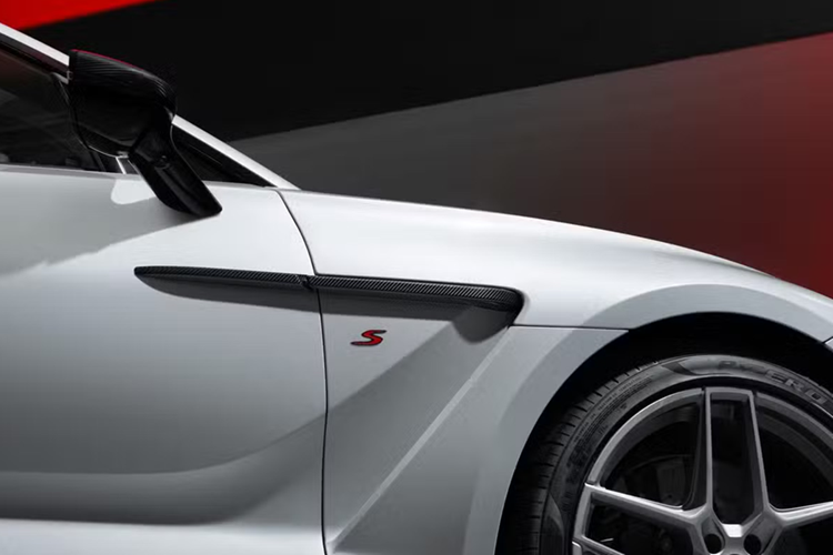 Mẫu xe SUV Aston Martin DBX S trang bị bộ tăng áp mới và công nghệ được thừa hưởng từ siêu xe Valhalla, DBX S có thêm 20 mã lực, nâng tổng công suất lên 717 mã lực, mô-men xoắn giữ nguyên 899 Nm. Khả năng tăng tốc từ 0-100 km/h trong 3,3 giây, tốc độ tối đa 310 km/h.