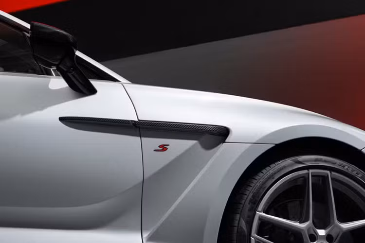 Mẫu xe SUV Aston Martin DBX S trang bị bộ tăng áp mới và công nghệ được thừa hưởng từ siêu xe Valhalla, DBX S có thêm 20 mã lực, nâng tổng công suất lên 717 mã lực, mô-men xoắn giữ nguyên 899 Nm. Khả năng tăng tốc từ 0-100 km/h trong 3,3 giây, tốc độ tối đa 310 km/h.