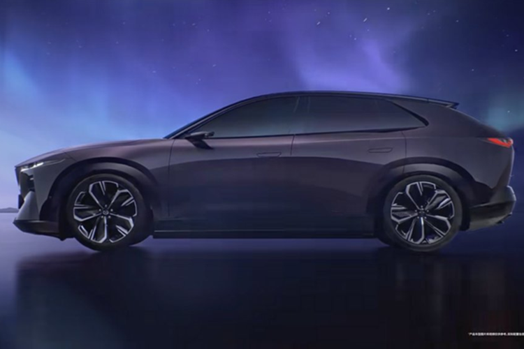 Tuy nhiên, điểm khác biệt đáng kể nằm ở thân và đuôi xe – mềm mại, mượt mà với các đường cong lớn, gợi liên tưởng tới phong cách thiết kế hiện đại, đơn giản của các hãng xe điện Trung Quốc. Một chi tiết đáng chú ý là camera thay thế gương chiếu hậu – công nghệ đang dần phổ biến tại thị trường nội địa.