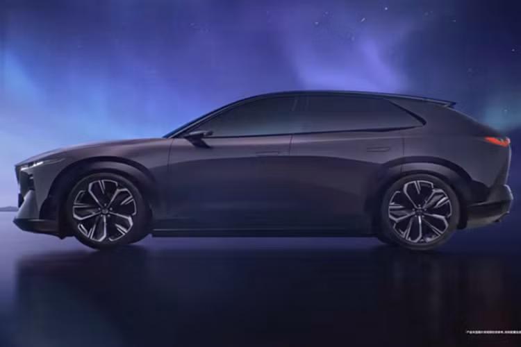 Tuy nhiên, điểm khác biệt đáng kể nằm ở thân và đuôi xe – mềm mại, mượt mà với các đường cong lớn, gợi liên tưởng tới phong cách thiết kế hiện đại, đơn giản của các hãng xe điện Trung Quốc. Một chi tiết đáng chú ý là camera thay thế gương chiếu hậu – công nghệ đang dần phổ biến tại thị trường nội địa.