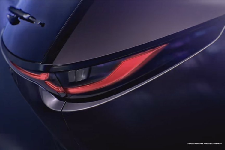 Đây cũng là phân khúc từng chứng kiến thất bại của mẫu Mazda MX-30, chiếc xe điện đầu tiên của thương hiệu Nhật, khi không đạt kỳ vọng và bị khai tử chỉ sau chưa đầy ba năm có mặt trên thị trường. Về mặt thiết kế, EZ-60 vẫn giữ được triết lý “Kodo – linh hồn chuyển động” đặc trưng của Mazda, với phần đầu xe sắc nét nhờ cụm đèn ban ngày tạo hình cánh chim và logo phát sáng nổi bật.