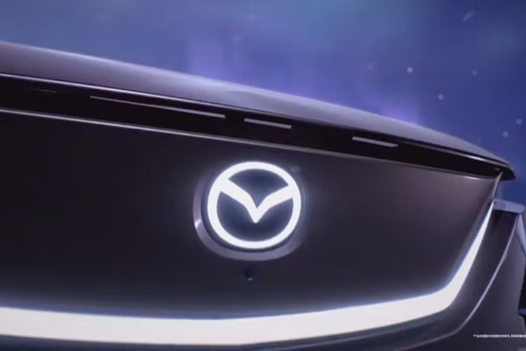 Điều đáng nói là, EZ-60 không được phát triển hoàn toàn bởi Mazda. Thay vào đó, khung gầm của xe do Changan – đối tác liên doanh của Mazda tại Trung Quốc – đảm nhiệm. Trên thực tế, mẫu SUV mới này chia sẻ nền tảng kỹ thuật với Deepal S07, sản phẩm thuộc thương hiệu con Deepal do Changan sở hữu.