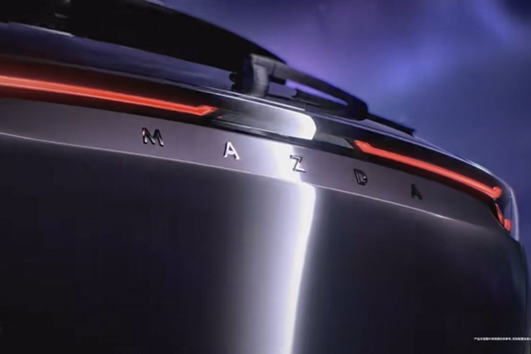 Dự kiến, Mazda EZ-60 sẽ có hai tùy chọn hệ truyền động: phiên bản BEV (thuần điện) và EREV (hybrid nối dài – dùng động cơ đốt trong để sạc lại pin). So với EZ-6, phạm vi vận hành của EZ-60 có thể thấp hơn do kích thước và trọng lượng lớn hơn. Các ước tính ban đầu cho thấy mẫu SUV này có thể đạt quãng đường khoảng 500 km mỗi lần sạc, thấp hơn mức 600 km của mẫu sedan.