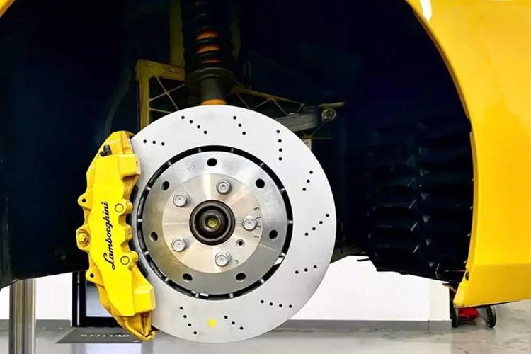 Siêu xe Lamborghini Gallardo được sản xuất từ năm 2004 và được trang bị động cơ V10, dung tích 5.0 lít, sản sinh công suất tối đa 493 mã lực và mô-men xoắn cực đại 510 Nm.