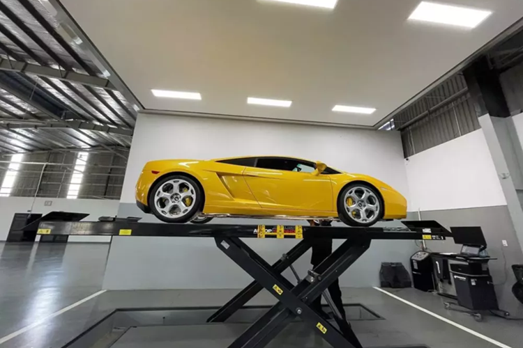 Dù không tiết lộ chi phí mình bỏ ra cho việc bảo dưỡng siêu xe Lamborghini Gallardo cũng như tiền thay đồ mới, nhưng chắc chắn nó sẽ không hề rẻ, dù với nhiều người, mẫu xe này đã quá lạc hậu. Hình ảnh chụp lại cho thấy xe thay phanh, cụm điều khiển trung tâm, bugi và 1 số chi tiết khác.