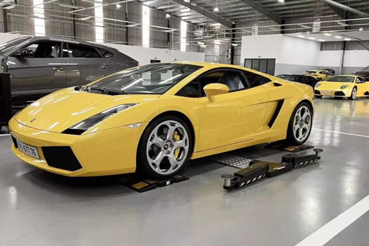 Một ngày đầu tháng 4/2025, chiếc siêu xe Lamborghini Gallardo gần 23 tuổi xuất hiện trong garage của Lamborghini Việt Nam cùng hàng chục xe khác, để làm công tác kiểm tra, bảo dưỡng, sau đó, chiếc xe đã được cho thay kha khá món đồ chính hãng.