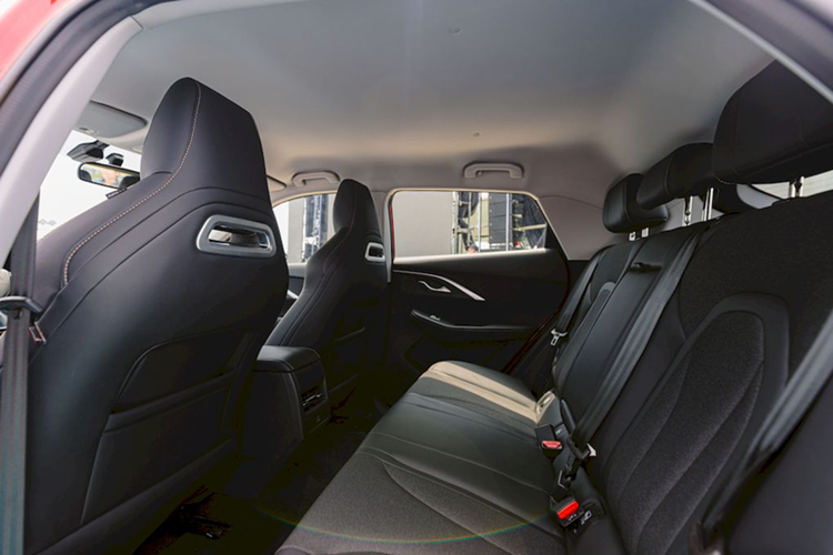 Nằm bên dưới nắp ca-pô của Omoda C5 Luxury là động cơ xăng 4 xi-lanh, dung tích 1.5L, sản sinh công suất tối đa 111 mã lực và mô-men xoắn cực đại 138 Nm, kết hợp với hộp số tự động vô cấp CVT. Bên cạnh đó là hệ thống treo MacPherson phía trước và dầm xoắn phía sau, cùng hệ dẫn động cầu trước FWD.