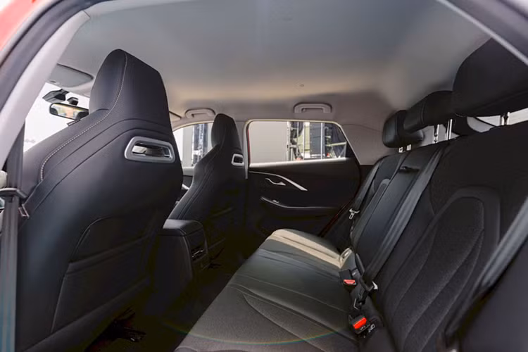 Nằm bên dưới nắp ca-pô của Omoda C5 Luxury là động cơ xăng 4 xi-lanh, dung tích 1.5L, sản sinh công suất tối đa 111 mã lực và mô-men xoắn cực đại 138 Nm, kết hợp với hộp số tự động vô cấp CVT. Bên cạnh đó là hệ thống treo MacPherson phía trước và dầm xoắn phía sau, cùng hệ dẫn động cầu trước FWD.