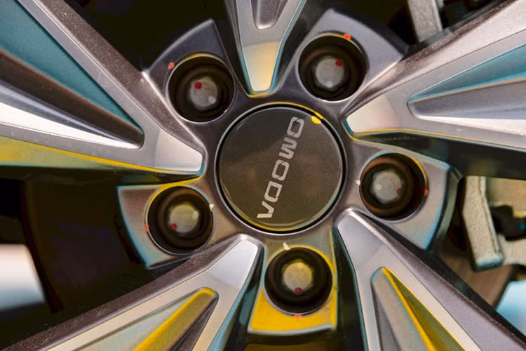 Trang bị an toàn của Omoda C5 Luxury khá cơ bản với hệ thống chống bó cứng phanh ABS, phân phối lực phanh điện tử EBD, hỗ trợ phanh khẩn cấp BA, hệ thống cân bằng điện tử ESP, hỗ trợ khởi hành ngang dốc HAC, chức năng chống trượt TCS, hỗ trợ xuống dốc HDC,…