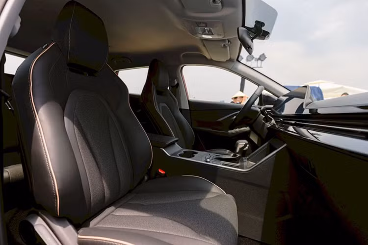 Bên trong xe, Omoda C5 Luxury đi kèm nội thất kết hợp những chất liệu như da và nhựa mềm. Dù là phiên bản giá rẻ nhưng xe vẫn có cụm màn hình kép 10,25 inch trên mặt táp-lô, hỗ trợ kết nối Apple CarPlay/Android Auto không dây, đi kèm tính năng điều khiển giọng nói.