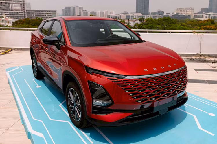 Ở hai bên sườn, mẫu SUV cỡ B này có những đường gân dập nổi chạy dọc và bộ mâm hợp kim 17 inch phối 2 màu. Trong khi đó, phần đuôi xe được hoàn thiện với cụm đèn hậu LED kéo dài, tạo sự liền mạch.