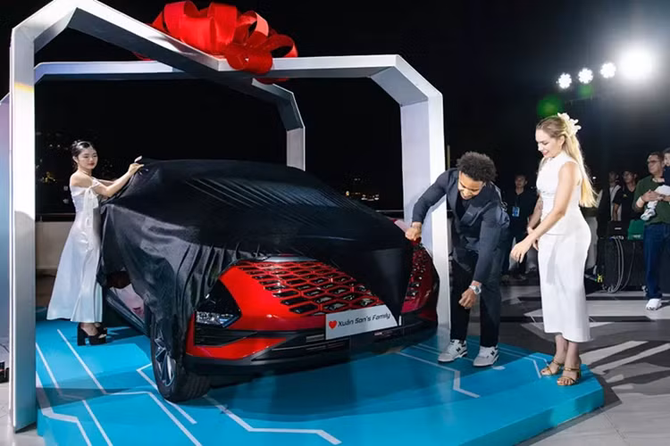 Như vậy, dòng SUV cỡ nhỏ Omoda C5 tại Việt Nam hiện có tổng cộng 3 phiên bản, bao gồm Luxury, Premium và Flagship. Giá bán của 2 phiên bản Premium và Flagship lần lượt là 589 triệu và 669 triệu đồng.