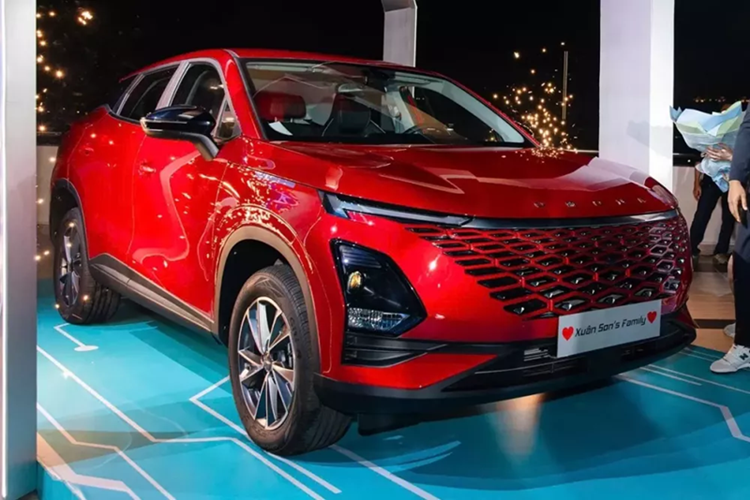 So với 2 phiên bản Premium và Flagship đã ra mắt Việt Nam vào hồi cuối năm 2024, Omoda C5 bản Luxury sở hữu ngoại hình không quá khác biệt. Mẫu xe này được thiết kế theo triết lý thời trang tương lai với kiểu dáng SUV lai Coupe phong cách.