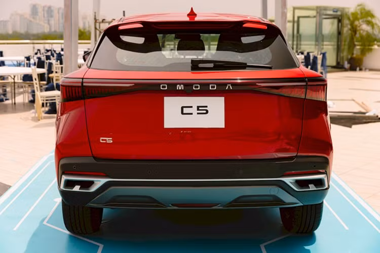 Giá bán ưu đãi của Omoda C5 Luxury sẽ được áp dụng cho 555 khách hàng đầu tiên đặt cọc. Bên cạnh đó, khách hàng sẽ được tặng kèm gói bảo dưỡng 2 năm hoặc 20.000 km miễn phí.