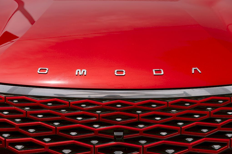 Khu vực đầu xe của Omoda C5 Luxury nổi bật với lưới tản nhiệt không viền, kết hợp cùng họa tiết kim cương 3D. Bên cạnh đó là cụm đèn pha Hallogen kết hợp với dải đèn ban ngày hình chữ T tăng tính nhận diện.