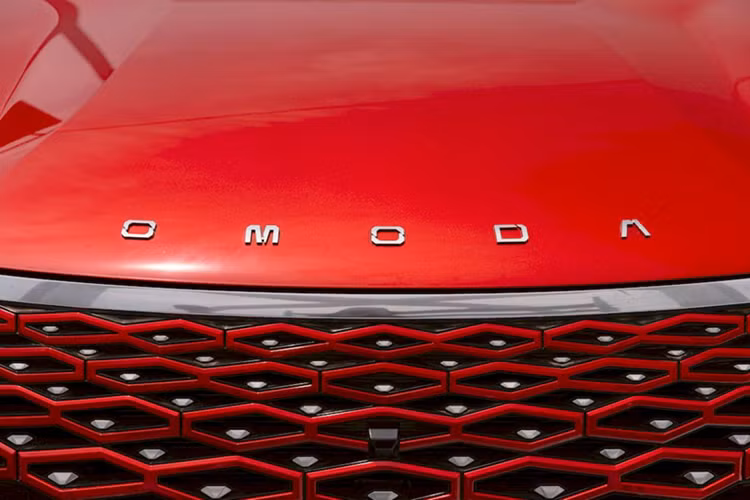 Khu vực đầu xe của Omoda C5 Luxury nổi bật với lưới tản nhiệt không viền, kết hợp cùng họa tiết kim cương 3D. Bên cạnh đó là cụm đèn pha Hallogen kết hợp với dải đèn ban ngày hình chữ T tăng tính nhận diện.