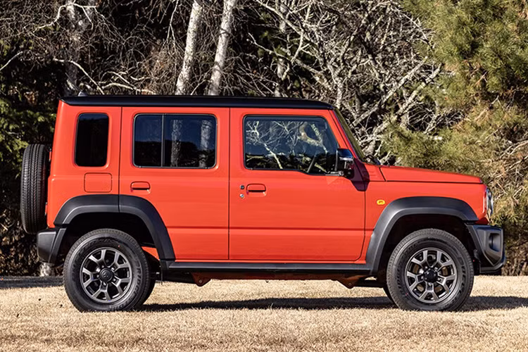 Mức giá xe Suzuki Jimny Nomade được bán ra tại thị trường Nhật Bản công bố ở mức là 2,651 triệu yen (tương đương khoảng 435 triệu đồng).