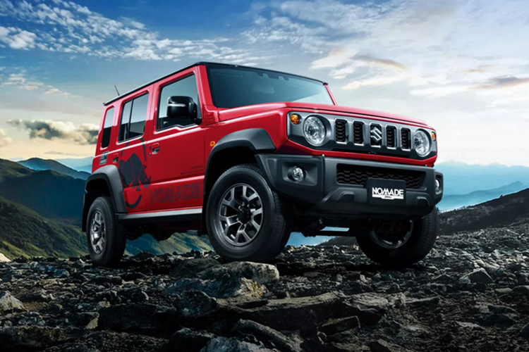 Nhìn chung, thiết kế của Jimny Nomade không khác nhiều so với bản 3 cửa. Xe chỉ có điểm nhấn ở ngoại thất là lớp hoàn thiện Gun Metallic trên lưới tản nhiệt. Bên cạnh đó, bản này cũng được trang bị thêm một số màu ngoại thất mới là: Sizzling Red Metallic và Celestial Blue Pearl Metallic.