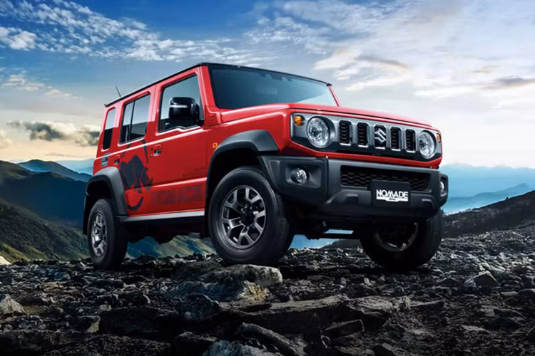 Nhìn chung, thiết kế của Jimny Nomade không khác nhiều so với bản 3 cửa. Xe chỉ có điểm nhấn ở ngoại thất là lớp hoàn thiện Gun Metallic trên lưới tản nhiệt. Bên cạnh đó, bản này cũng được trang bị thêm một số màu ngoại thất mới là: Sizzling Red Metallic và Celestial Blue Pearl Metallic.