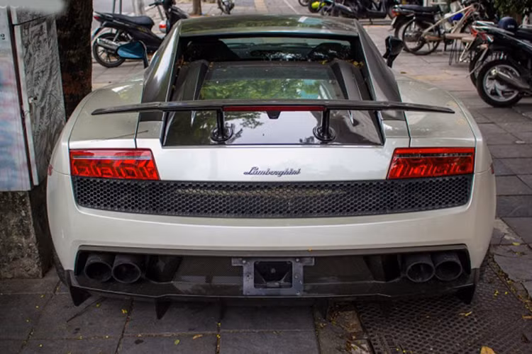 Lamborghini Gallardo Superleggera được trang bị động cơ V10, dung tích 5.2L, tạo ra công suất tối đa 570 mã lực tại tua máy 8.000 vòng/phút và mô-men xoắn cực đại 540 Nm tại tua máy 6.500 vòng/phút.