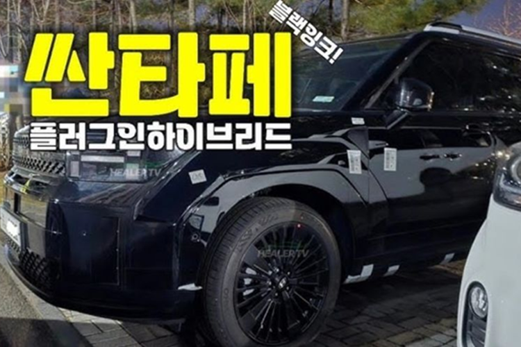 Hyundai SantaFe PHEV 2025 mới dự kiến sẽ sử dụng hệ thống hybrid đời mới của thương hiệu Hàn Quốc với khả năng di chuyển ở chế độ thuần điện lên tới 100 km. Con số trên cao gấp đôi phiên bản cũ (xấp xỉ 50 km).