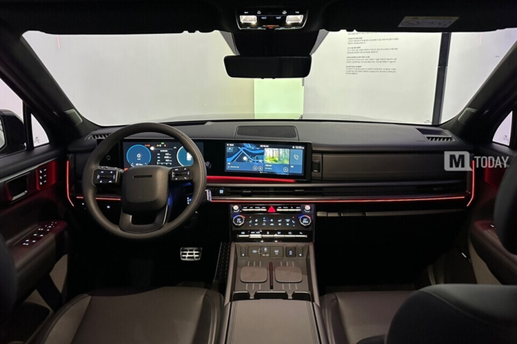 Về thiết kế, phiên bản Hyundai SantaFe PHEV mới dự kiến không khác gì các bản thường trừ huy hiệu “Plug-in” xuất hiện tại cửa hậu phía trên đèn sau. Nội thất xe cũng hứa hẹn không có thay đổi trừ một số hình ảnh hiển thị mới cùng một số thông số bổ sung xuất hiện tại bảng đồng hồ hoặc màn trung tâm liên quan tới hệ thống hybrid.