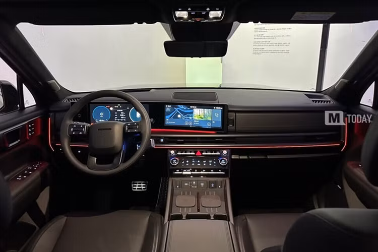 Về thiết kế, phiên bản Hyundai SantaFe PHEV mới dự kiến không khác gì các bản thường trừ huy hiệu “Plug-in” xuất hiện tại cửa hậu phía trên đèn sau. Nội thất xe cũng hứa hẹn không có thay đổi trừ một số hình ảnh hiển thị mới cùng một số thông số bổ sung xuất hiện tại bảng đồng hồ hoặc màn trung tâm liên quan tới hệ thống hybrid.