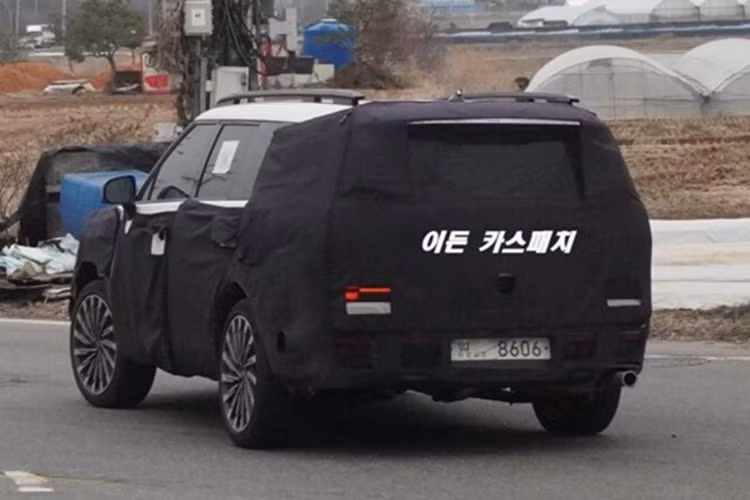 Bên cạnh SantaFe, hệ thống PHEV mới nhiều khả năng cũng sẽ được áp dụng trên Kia Sorento. Thế hệ mới của mẫu SUV cỡ D nhiều khả năng sẽ ra mắt vào năm 2026 - 6 năm sau ngày thế hệ thứ 4 hiện tại chào sân vào tháng 2/2020.