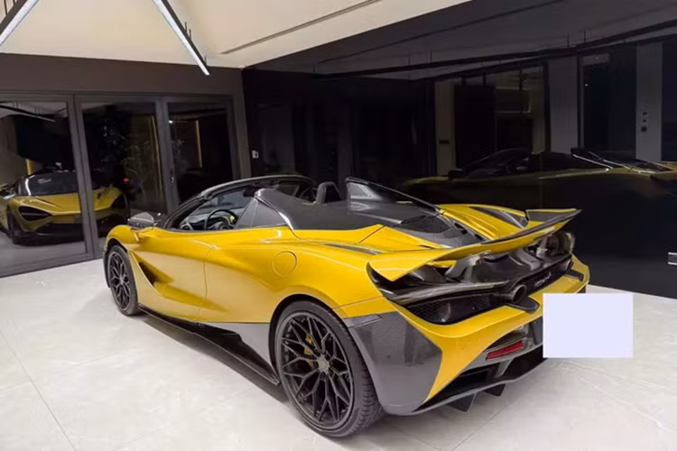 Số lượng siêu xe McLaren 720S tại Việt Nam đâu đó đã có hơn 15 chiếc nhưng phiên bản mui trần đã trên 8 chiếc xuất hiện tại dải đất hình chữ S này. Trong số này, có một chiếc xe McLaren 720S Spider đã được tay chơi xe Đà Nẵng chơi lớn khi lột xác ngoại thất qua bản độ body kit của hãng độ Novitec.