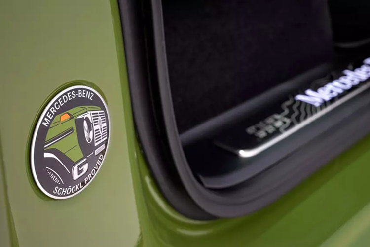 Đây là nơi thử nghiệm huyền thoại của dòng xe G-Class. Vô lăng bọc da Nappa, cửa sổ trời và hệ thống âm thanh vòm Burmester 3D là trang bị tiêu chuẩn của xe. Mercedes-Benz G-Class Stronger Than the 1980s có sẵn 2 tùy chọn động cơ 6 xi-lanh thẳng hàng, tăng áp, dung tích 3.0L của G-Class tiêu chuẩn.