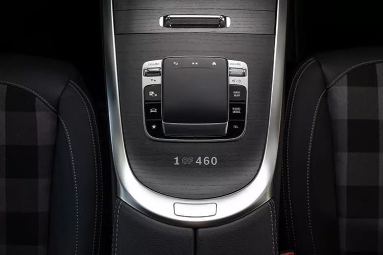 Tay nắm trước mặt ghế hành khách phía trước được khắc dòng chữ “Stronger Than The 1980s” trên viền gỗ. Thêm vào đó là số thứ tự của xuất xưởng được khắc ở cụm điều khiển trung tâm. Cuối cùng, Mercedes-Benz in nổi hình ảnh dãy núi Schöckl trên bệ cửa tích hợp đèn và logo “Schöckl Proved” độc đáo sơn cùng màu với thân xe.