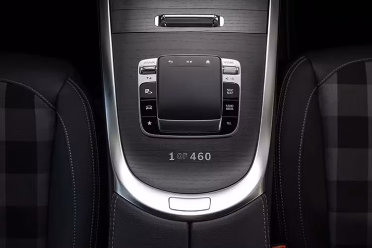 Tay nắm trước mặt ghế hành khách phía trước được khắc dòng chữ “Stronger Than The 1980s” trên viền gỗ. Thêm vào đó là số thứ tự của xuất xưởng được khắc ở cụm điều khiển trung tâm. Cuối cùng, Mercedes-Benz in nổi hình ảnh dãy núi Schöckl trên bệ cửa tích hợp đèn và logo “Schöckl Proved” độc đáo sơn cùng màu với thân xe.