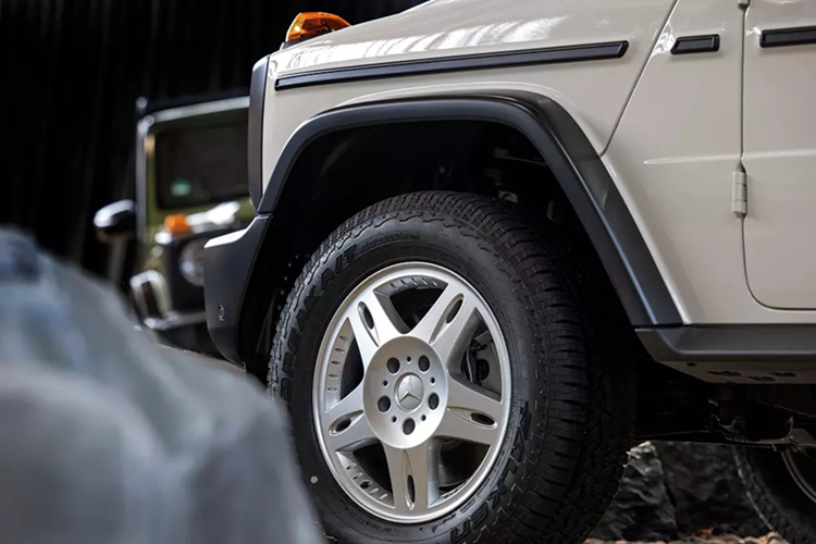 Về cơ bản, đây là phiên bản sản xuất với số lượng giới hạn hơn của chiếc Mercedes-Benz G-Class thứ 500.000 xuất xưởng vào năm 2023. Nhu cầu dành cho phiên bản 4×4 đậm chất hoài cổ này cao đến mức thương hiệu ngôi sao 3 cánh quyết định sản xuất thêm 460 chiếc giống hệt như vậy.