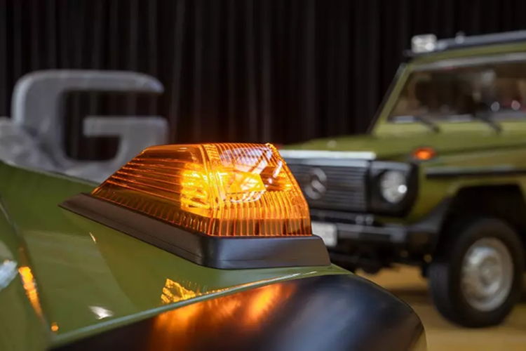 Giống như G-Class thế hệ W460, phiên bản đặc biệt này sở hữu hàng loạt chi tiết ngoại thất màu đen nhám như lưới tản nhiệt, viền đèn pha, cản trước/sau, ốp cua lốp và ốp gương chiếu hậu.