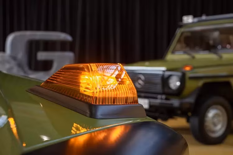 Giống như G-Class thế hệ W460, phiên bản đặc biệt này sở hữu hàng loạt chi tiết ngoại thất màu đen nhám như lưới tản nhiệt, viền đèn pha, cản trước/sau, ốp cua lốp và ốp gương chiếu hậu.