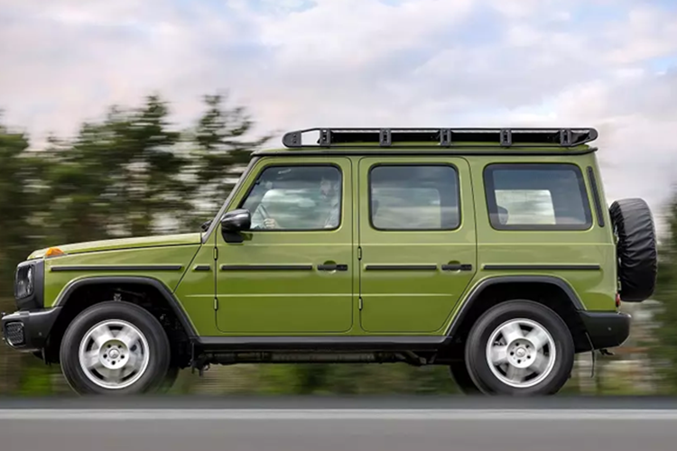 Trong đó, bản G450d cho công suất tối đa 367 mã lực và mô-men xoắn cực đại 750 Nm nên có thể tăng tốc từ 0-100 km/h trong 5,8 giây. Con số tương ứng của bản G500 là 449 mã lực và 560 Nm, cho phép xe đạt 100 km/h từ vị trí đứng yên trong 5,4 giây. Cả hai phiên bản đều được trang bị công nghệ mild hybrid 48 V, bổ sung 20 mã lực và 200 Nm.