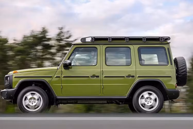 Trong đó, bản G450d cho công suất tối đa 367 mã lực và mô-men xoắn cực đại 750 Nm nên có thể tăng tốc từ 0-100 km/h trong 5,8 giây. Con số tương ứng của bản G500 là 449 mã lực và 560 Nm, cho phép xe đạt 100 km/h từ vị trí đứng yên trong 5,4 giây. Cả hai phiên bản đều được trang bị công nghệ mild hybrid 48 V, bổ sung 20 mã lực và 200 Nm.